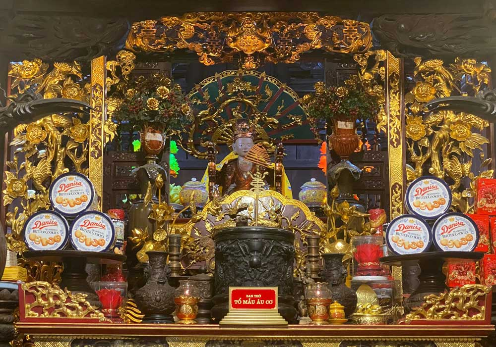 Bàn thờ Mẫu Âu Cơ (Nguồn: báo lao động)