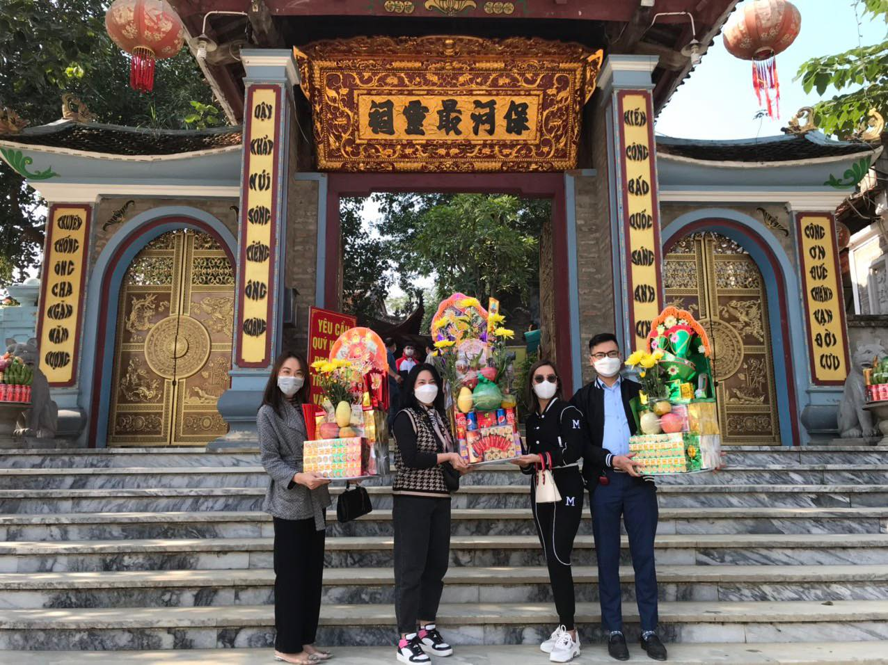 Du khách dâng lễ ở đền Ông Hoàng Bảy (Nguồn: Du lịch Lào Cai)