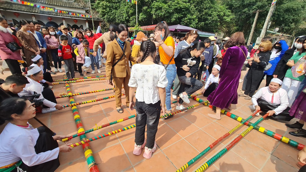 Du khách thỏa sức vui chơi, giao lưu cùng người dân nơi đây qua những trò chơi dân gian (Nguồn: Báo ảnh dân tộc và miền núi)