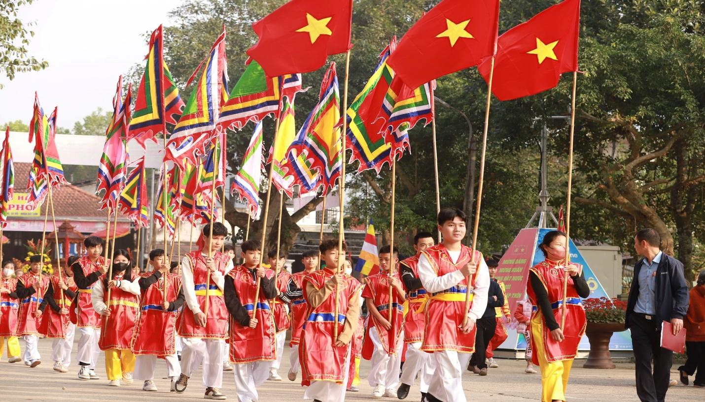 Lễ hội Chùa Tiên là dịp để người dân cầu mong an lành cho gia đình, người thân (Nguồn: sở văn hóa thể thao và du lịch tỉnh hòa bình)