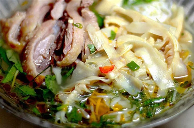 Măng chua nấu thịt gà (nguồn: nhà hàng cơm lam Mường Đông)