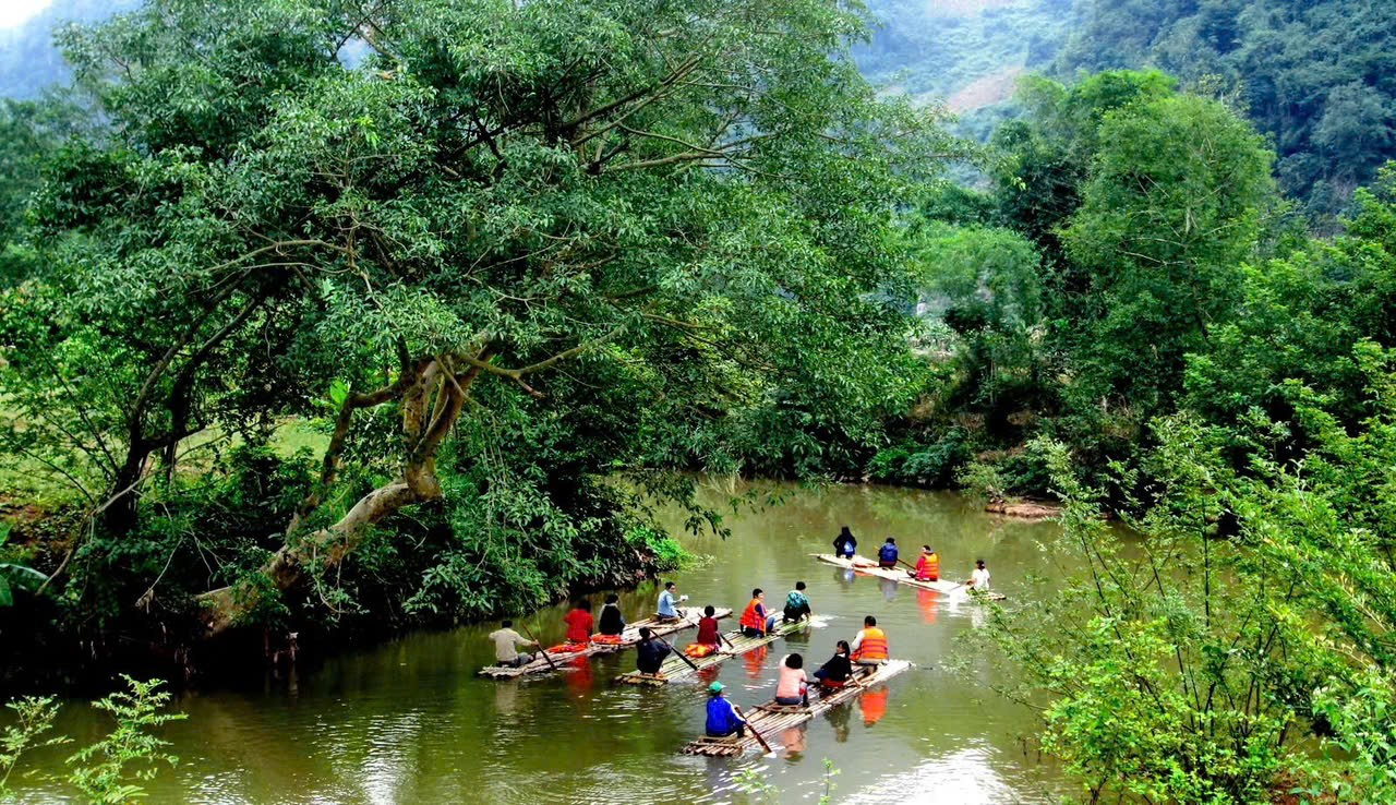 Chèo những chiếc bè tre mộc mạc, nhẹ nhàng trôi trên mặt nước là trải nghiệm đáng thử khi du lịch Mai Hịch Mai Châu