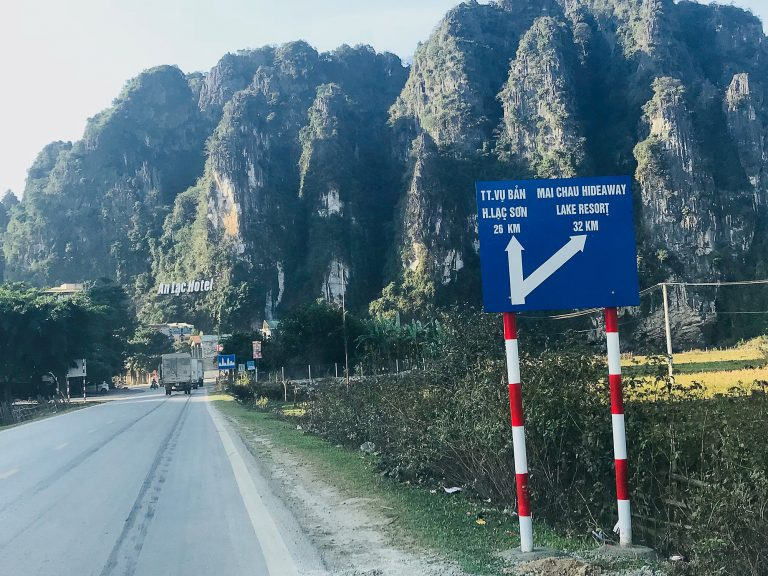 Mai Chau Hideaway Lake Resort còn cung cấp dịch vụ xe đưa đón tận nơi từ Hà Nội 