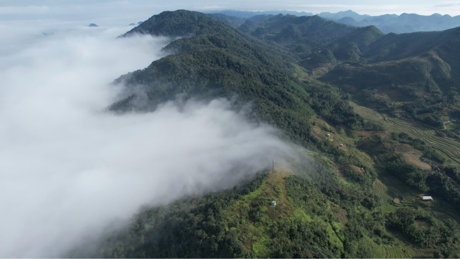 Mây trắng phủ lên các đỉnh núi ở Mai Châu vào tháng 2