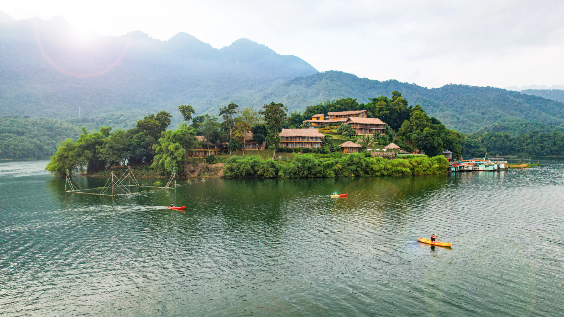 Mai Chau Hideaway Lake Resort nằm biệt lập bên hồ Hòa Bình 
