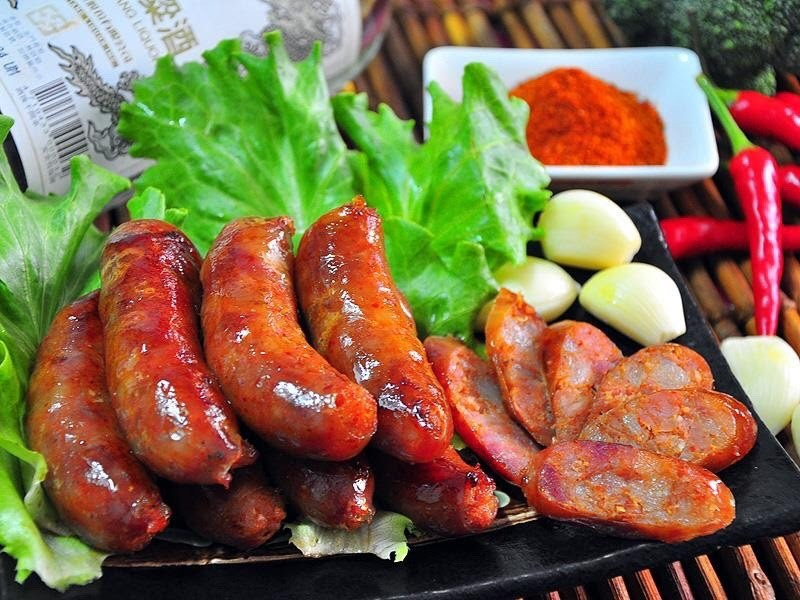 Lạp xưởng hun khói - thức quà bạn có thể mua về sau chuyến du lịch Tây Bắc tháng 8 (nguồn: Ẩm thực Tây Bắc)