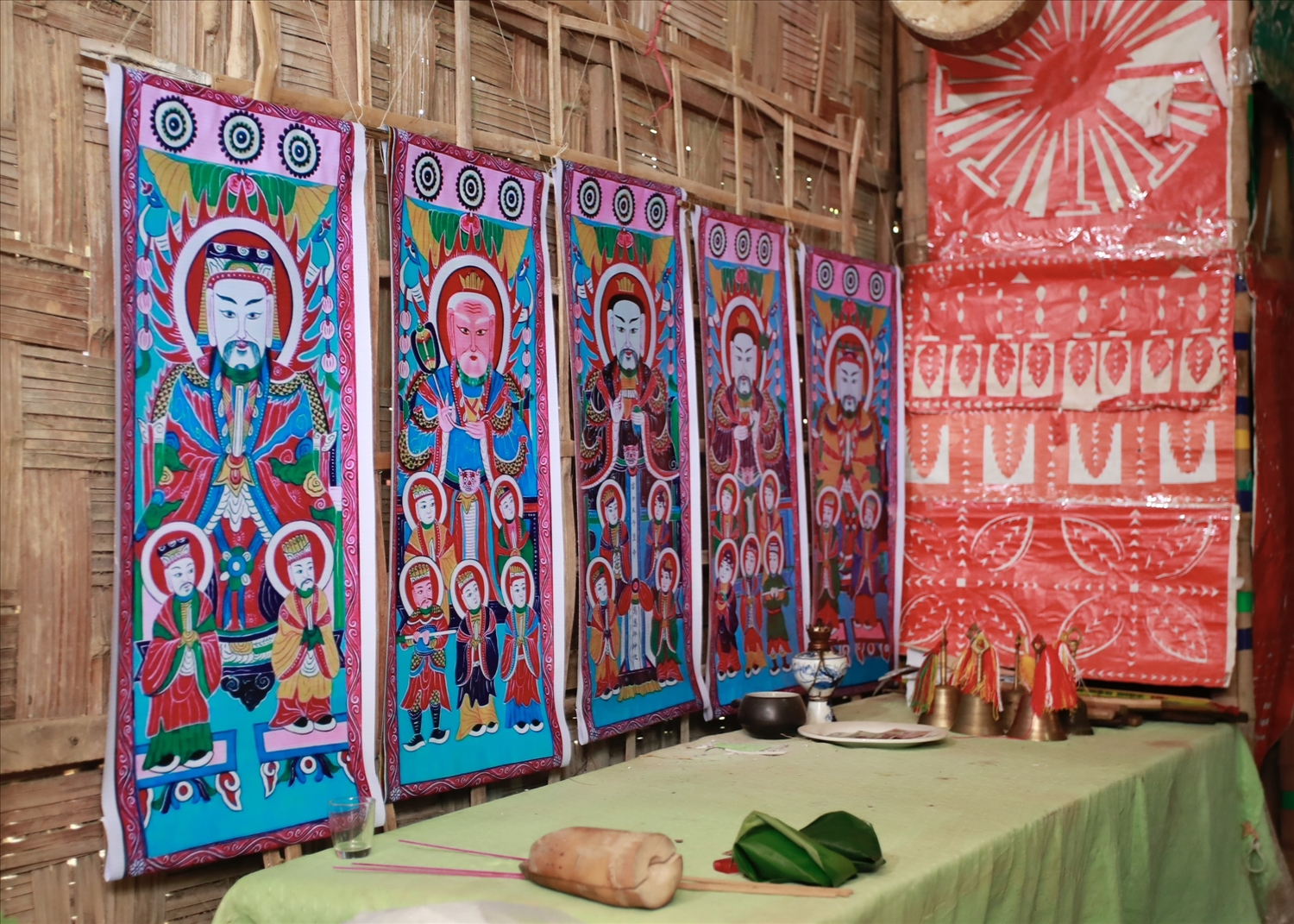 Treo tranh thờ chuẩn bị cho việc mời gọi thần linh và tổ tiên (nguồn: Báo Dân tộc)