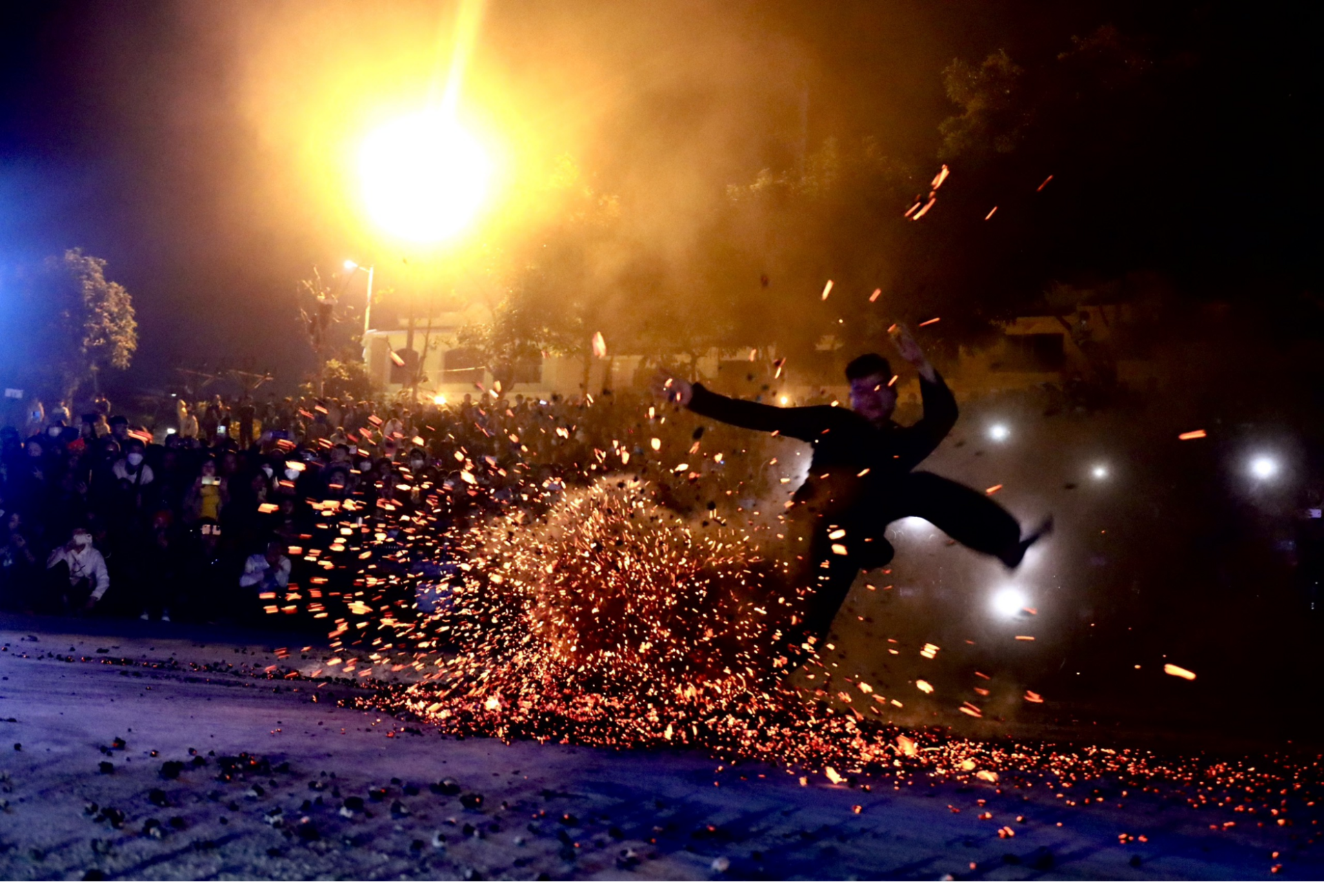 Lễ hội Nhảy lửa (nguồn: Cổng thông tin đối ngoại)