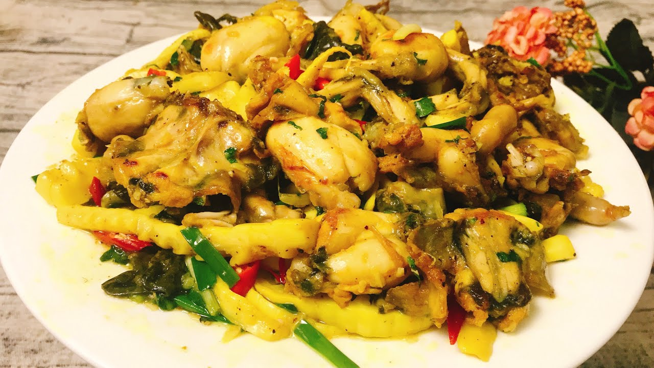 Stir-fried bee larvae with sour bamboo shoots (source: Tay Bac TV)