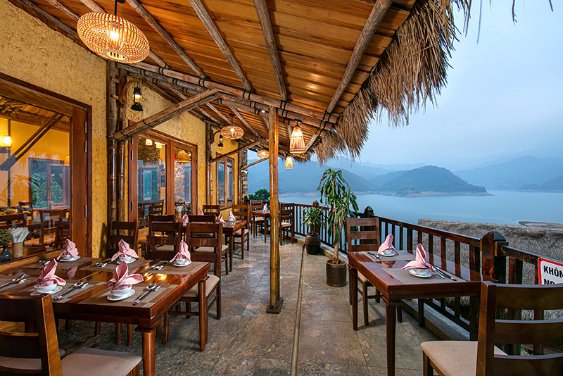 Không gian ăn uống sang trọng với view hồ Hòa Bình tuyệt đẹp của Mai Chau Hideaway Lake Resort