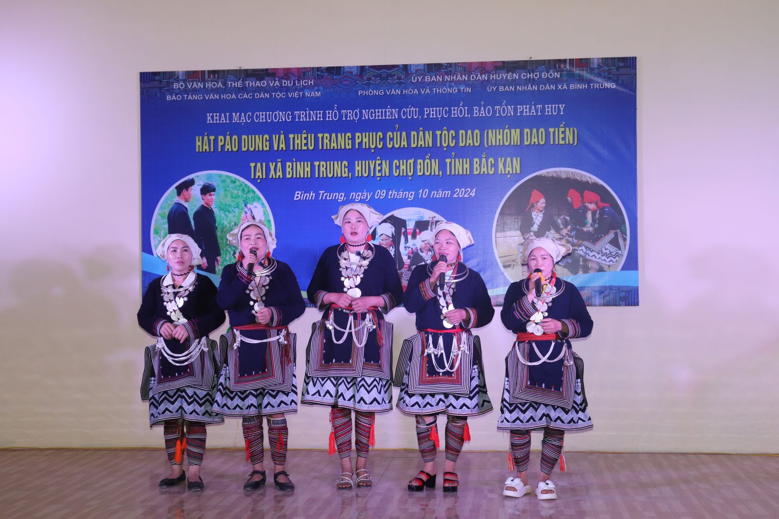 Người Dao luôn sẵn sàng chỉ cho bạn cách hát Páo dung đúng chuẩn (nguồn: Chợ đồn Bắc Kạn)