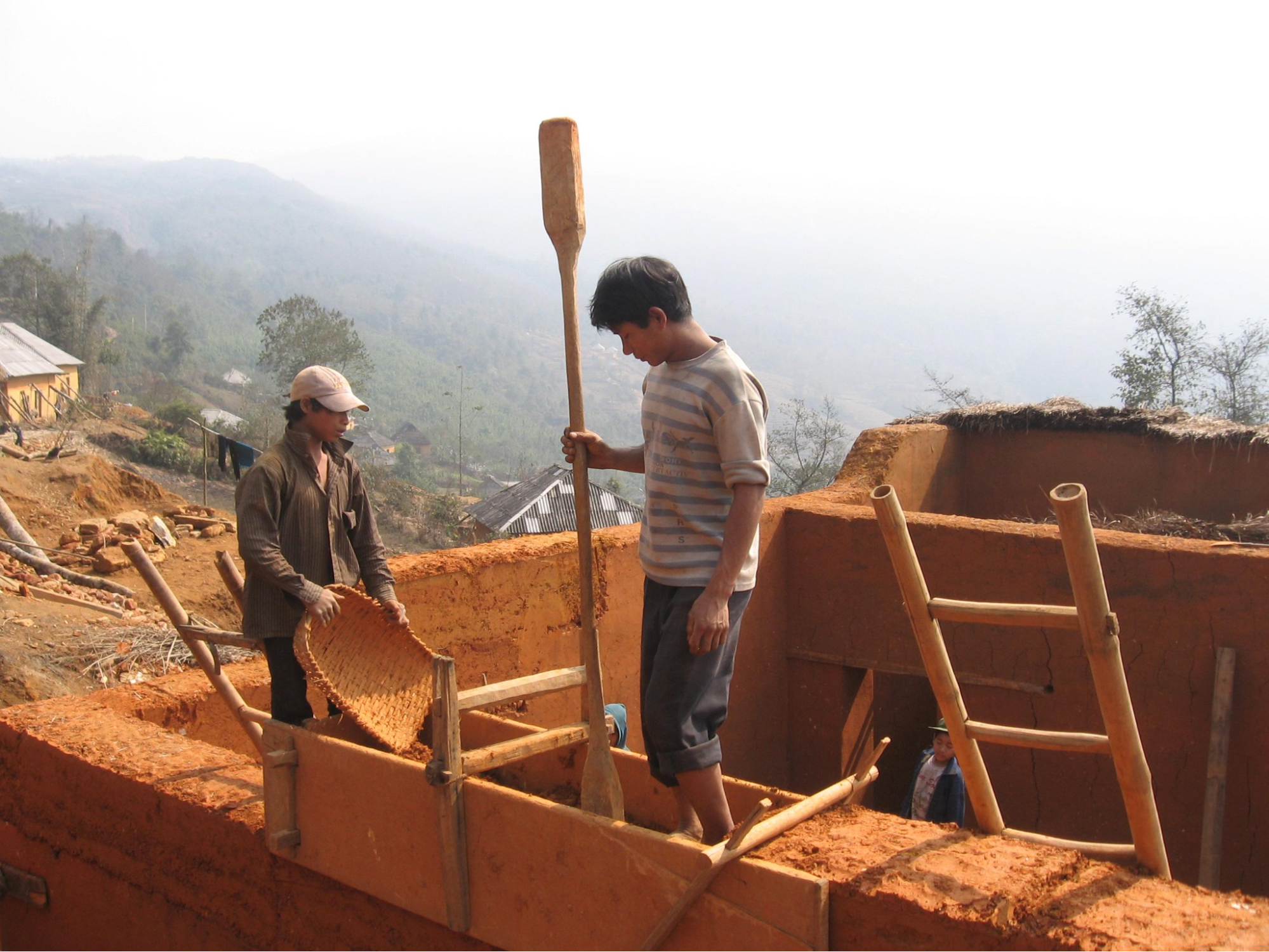 Công đoạn nện đất cần phải làm thật kỳ công (nguồn: Du lịch Lào Cai)