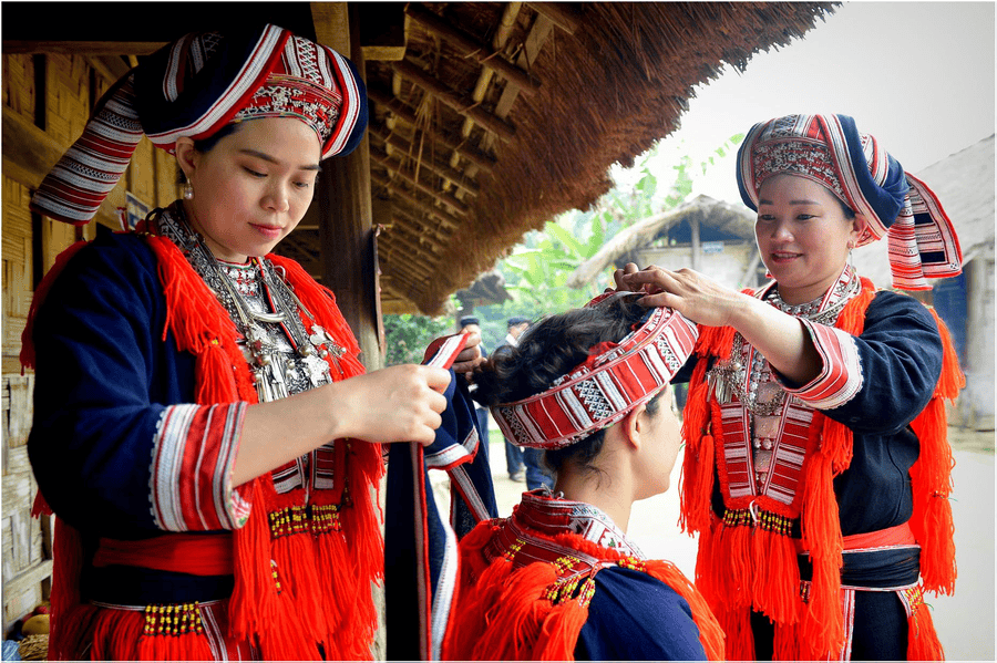 Người Dao thường chọn sắc đỏ làm màu chủ đạo, tượng trưng cho sự may mắn, hạnh phúc (nguồn: Làng Văn Hóa - Du lịch các dân tộc Việt Nam)