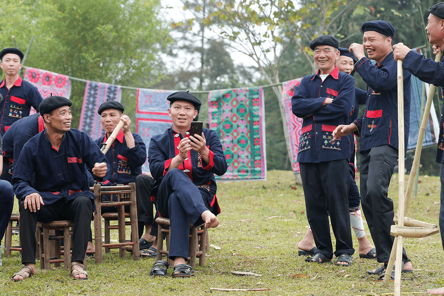 Nam giới dân tộc Dao Quần Chẹt ăn mặc đơn giản, ít hoa văn và phụ kiện hơn (nguồn: Báo ảnh Việt Nam)