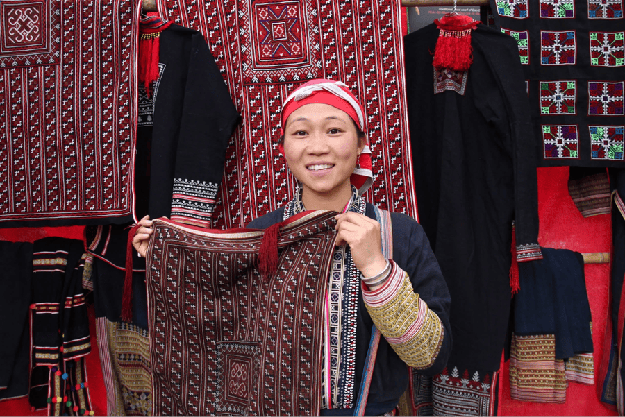 Du khách có thể ngắm nhìn trang phục người Dao ở Mai Châu (nguồn: Báo Nhân Dân)