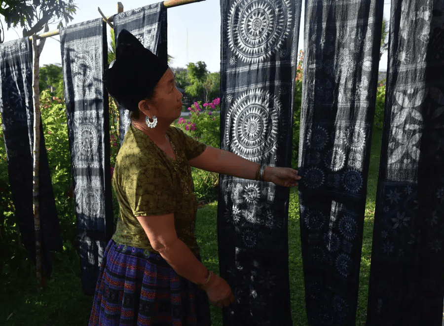 Đôi tay nhuốm chàm tạo nên di sản (nguồn: Tạp chí Heritage)