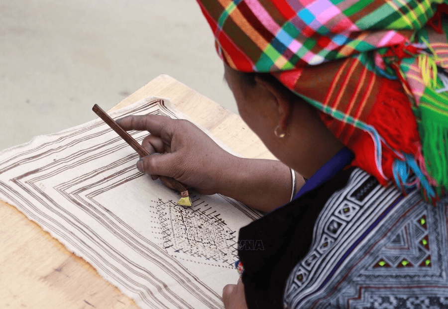 Pà Cò là một trong số ít nơi còn lưu giữ làng nghề truyền thống vẽ sáp ong của người Mông (nguồn: TTXVN)