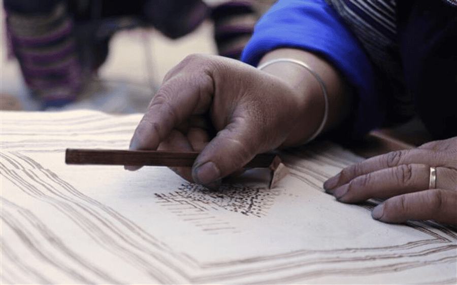 Nghệ thuật vẽ sáp ong trên vải lanh (nguồn: TTXVN)