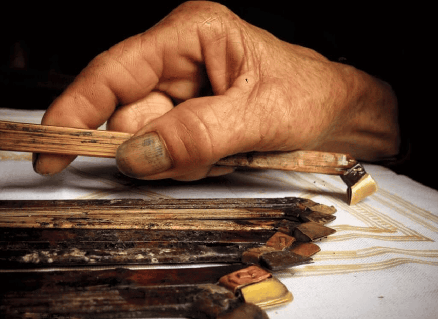 Ngoài những cây bút vẽ đơn giản, người Mông còn sáng tạo ra những khuôn hoa văn giúp tiết kiệm thời gian và công sức của nghệ nhân (nguồn: Vivu)