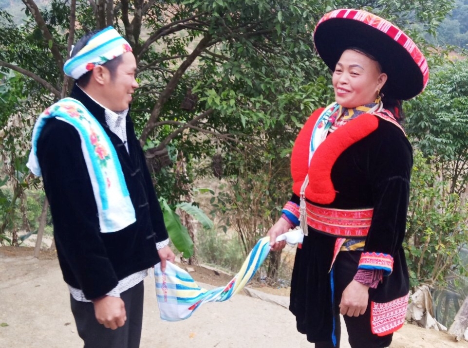 Phong tục chọc sàn của người Thái