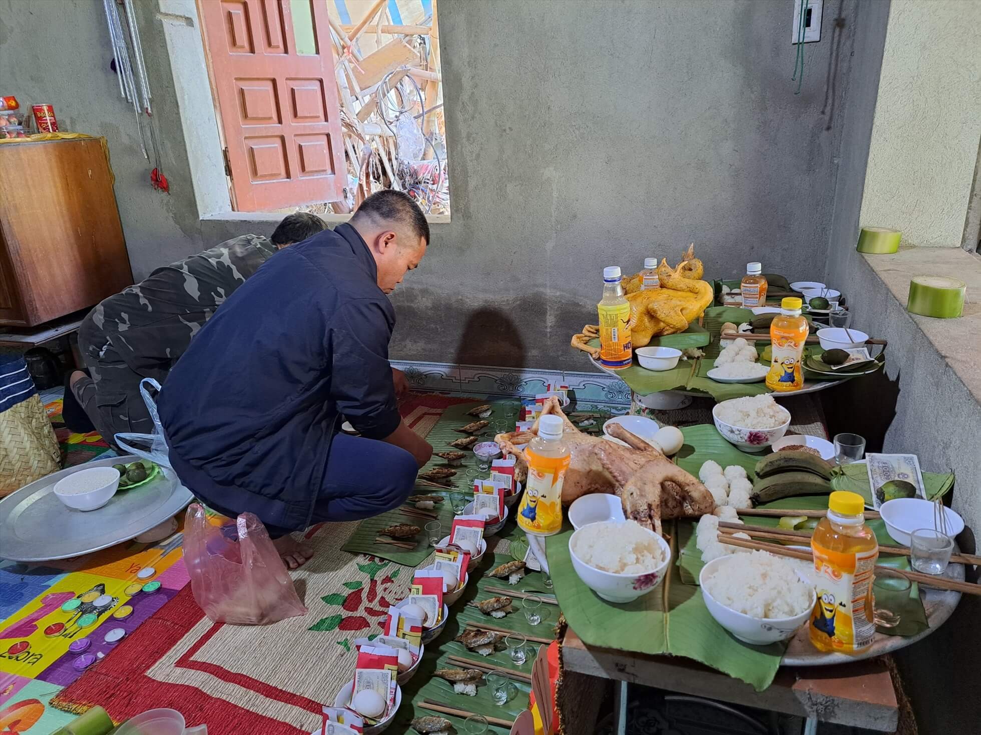 Con cháu bày mâm cơm cúng để mời tổ tiên về ăn Tết