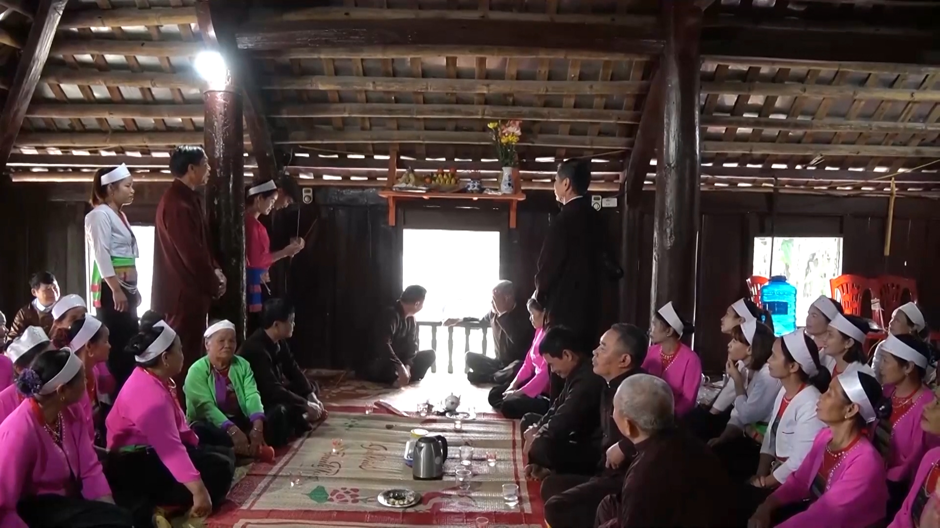 Gia đình chú rể mang sính lễ đến nhà cô dâu