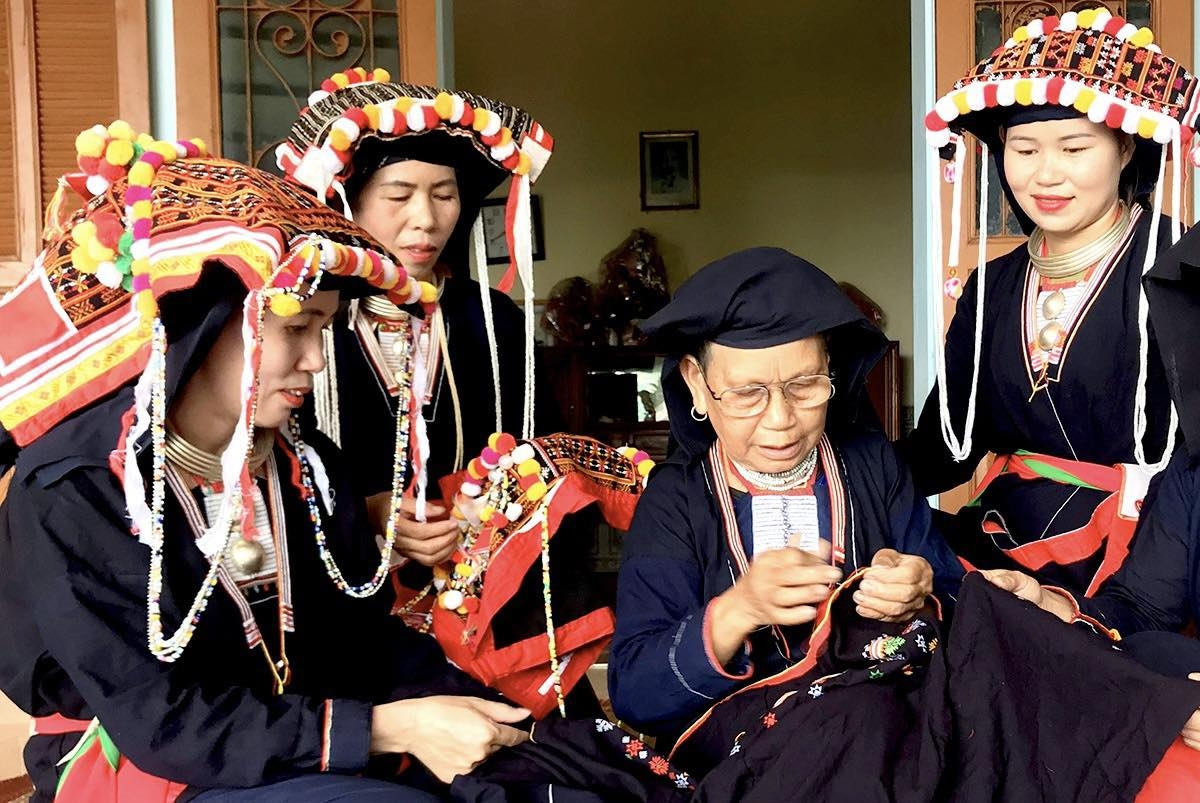 Những kỹ năng dệt vải, thêu thùa được truyền lại qua bao thế hệ người Dao Quần Chẹt (nguồn: VOV4)