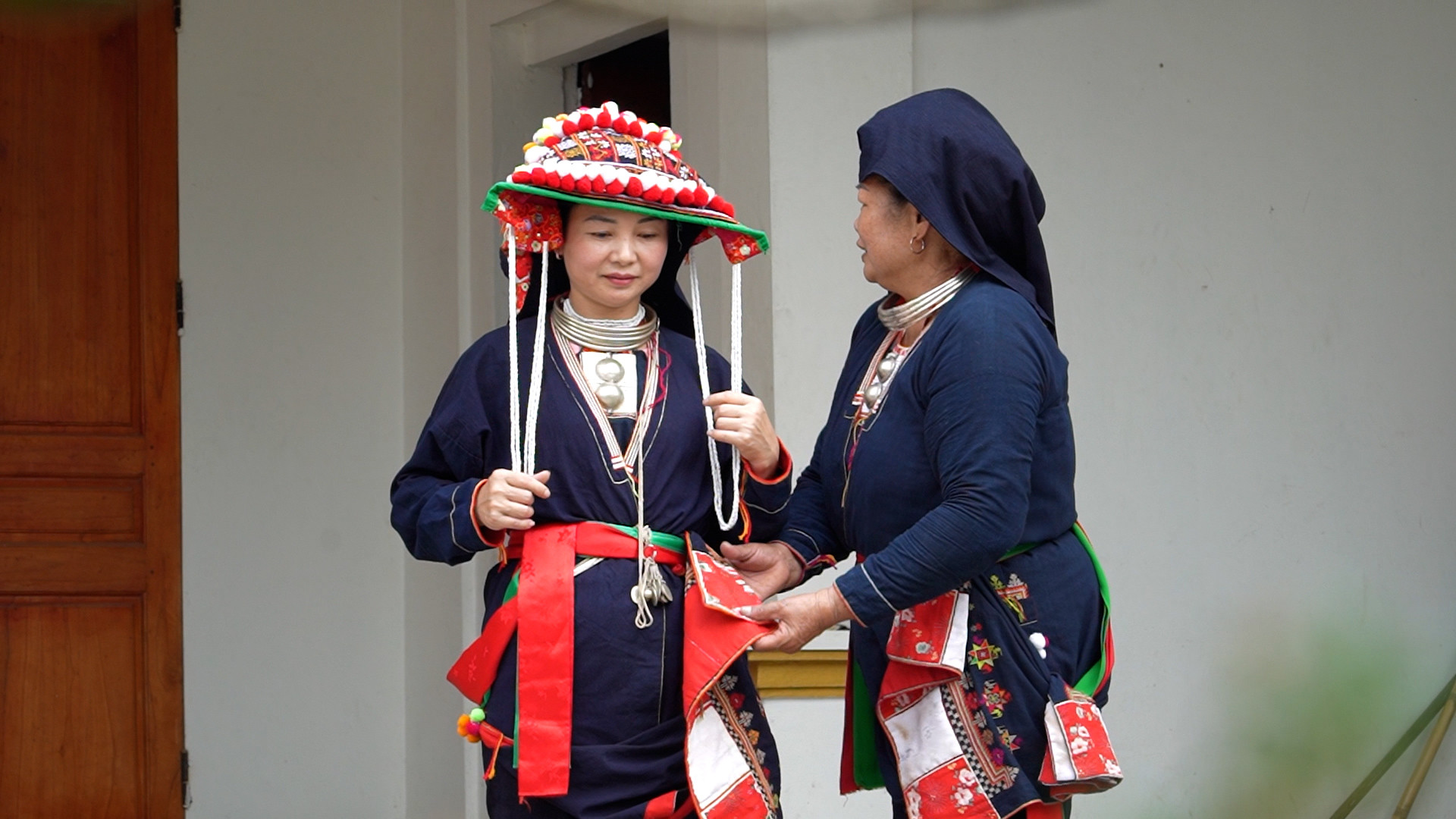 Trang phục phụ nữ người Dao Quần Chẹt (nguồn: Vietnamnet)