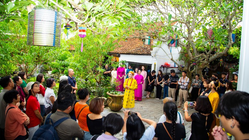 Các du khách và đại diện công ty lữ hành tham quan không gian Phủ Tiên Hương, Hà Nội.