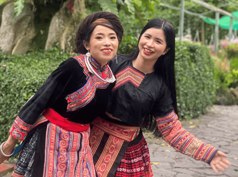 Trang phục truyền thống của người Mông không chỉ dùng trong sinh hoạt hàng ngày mà còn xuất hiện trong nhiều dịp quan trọng của cộng đồng (Nguồn: Báo Dân tộc và Phát triển)