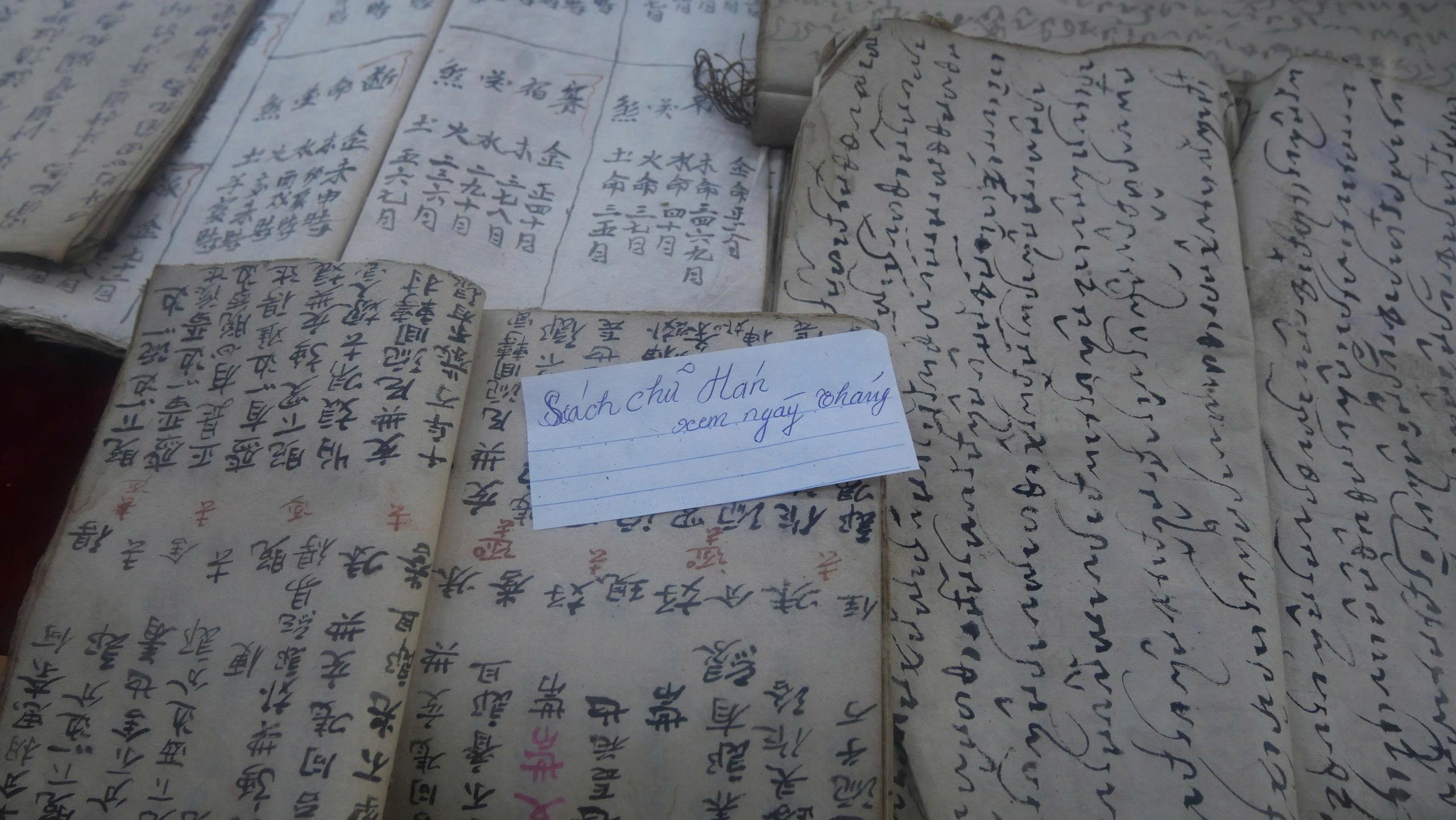 Những trang chữ giúp du khách hiểu hơn về văn hóa người Thái