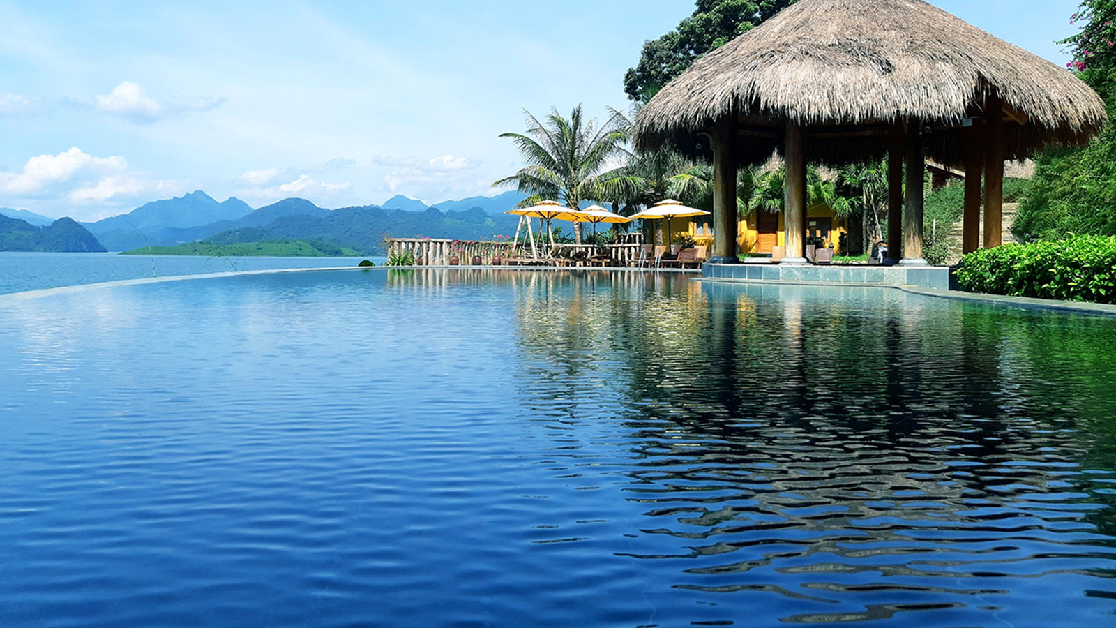 Bể bơi vô cực ở Mai Chau Hideaway Lake Resort