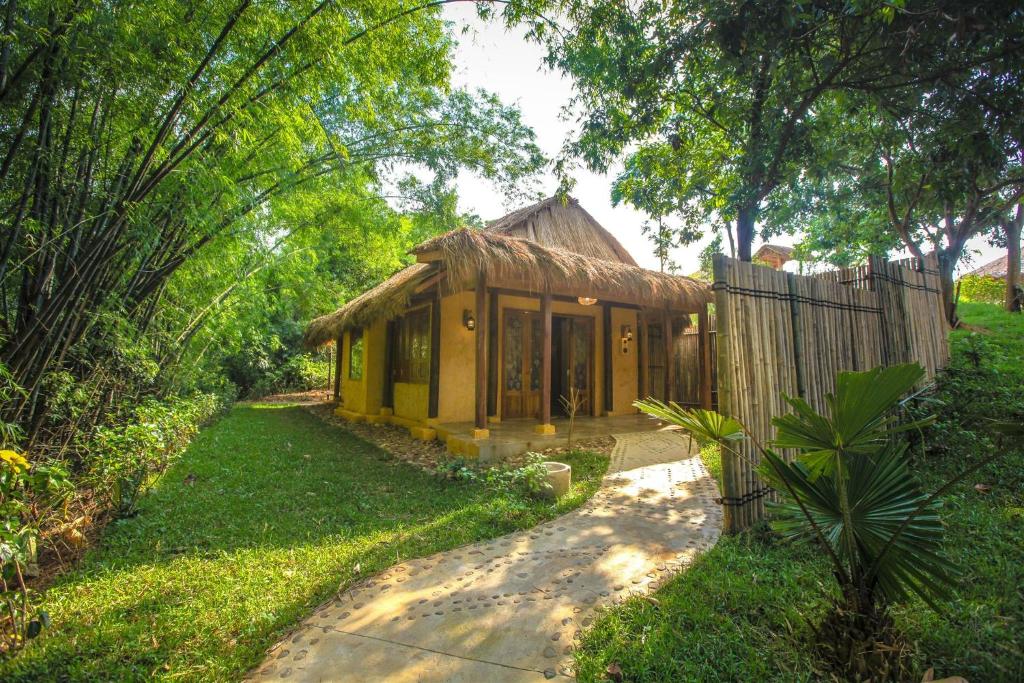 Lấy cảm hứng từ những ngôi nhà sàn dân tộc, các căn phòng của Mai Chau Hideaway Lake Resort mang đến cho bạn hơi thở gần gũi với văn hóa bản địa