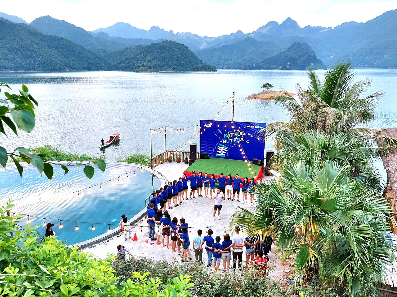 Còn gì tuyệt vời hơn khi có thể vui chơi bên bạn bè, gia đình, đồng nghiệp giữa khung cảnh non nước hữu tình ở Mai Châu?