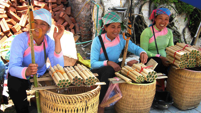 Những ống cơm lam được người dân bày bán ven đường