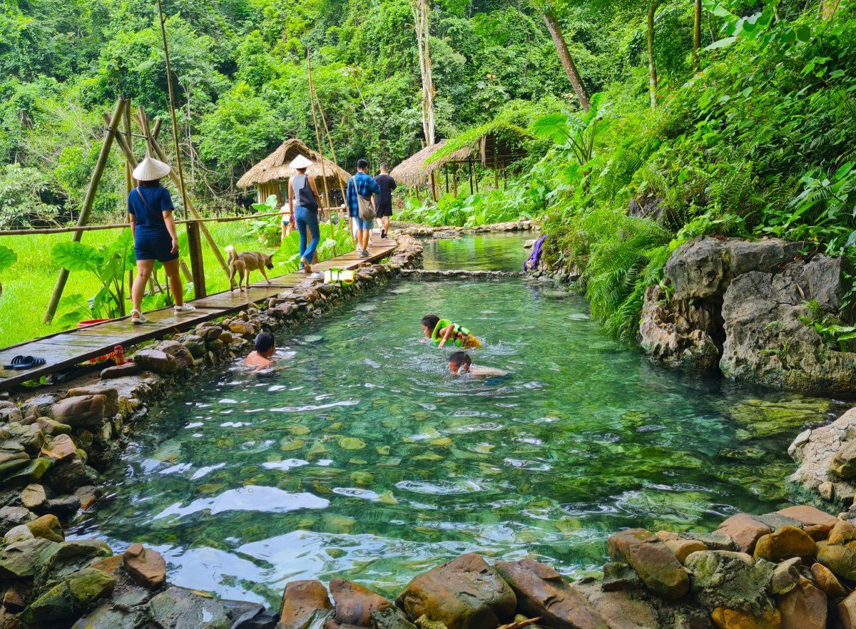 Thư giãn bên suối nước nóng Bò Ấm 