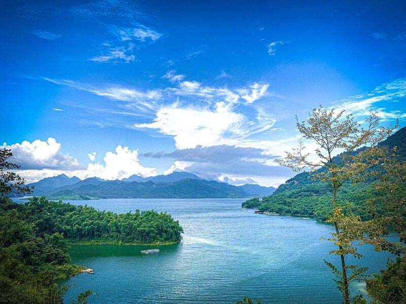 Toàn cảnh núi non ở Ba Khan