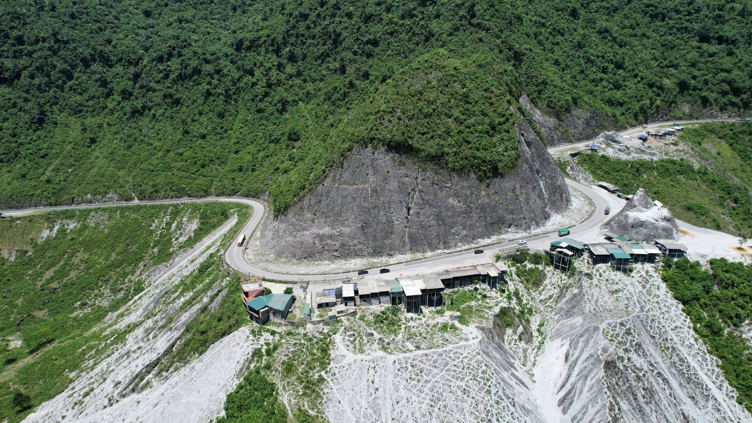 Vẻ đẹp hùng vĩ của đèo Đá Trắng (Thung Khe)