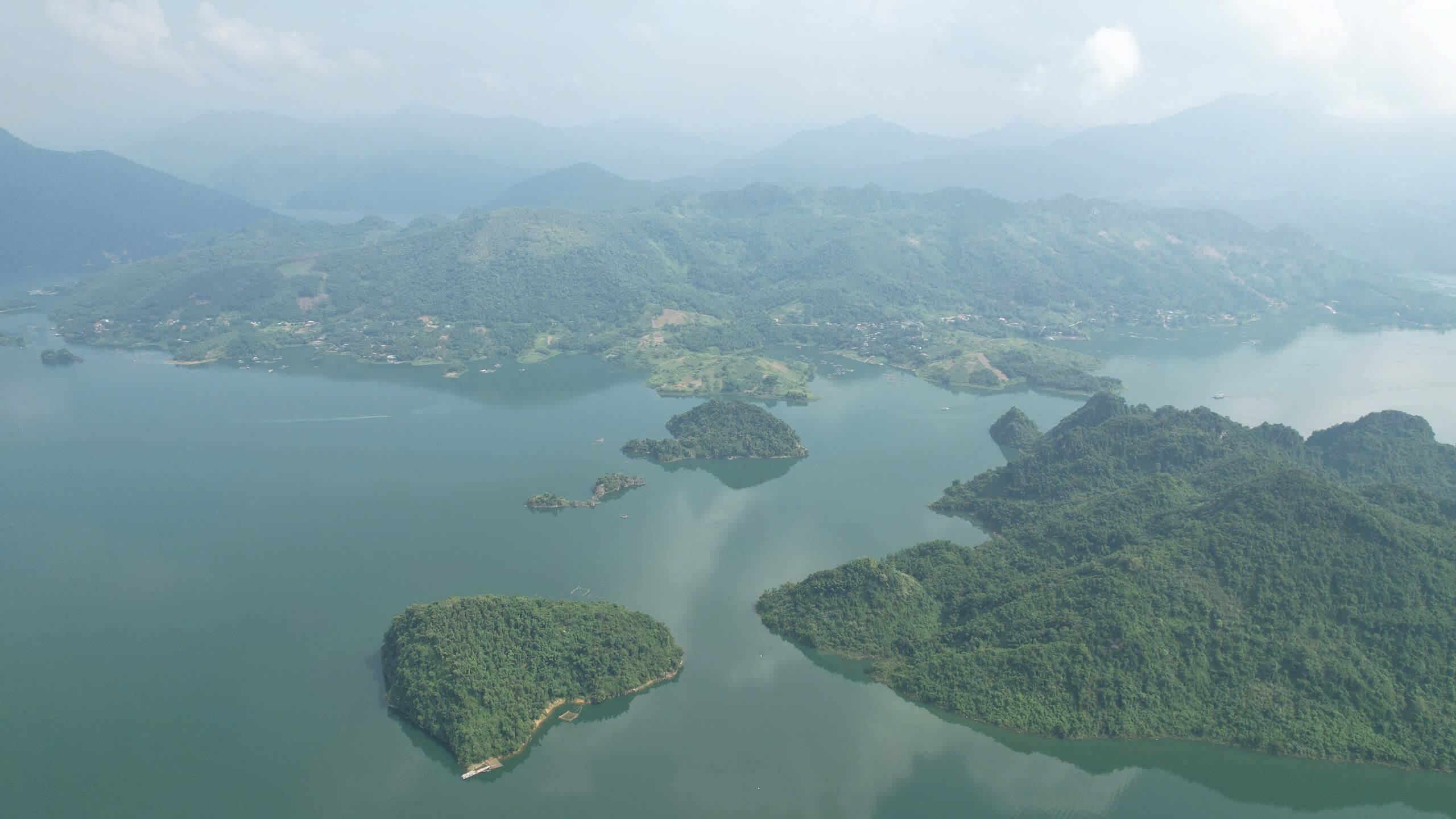 Hồ Ba Khan trong cảnh sương mờ ảo