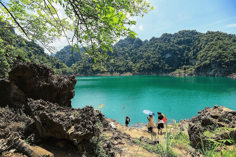 Trekking xuyên rừng để đến hồ (Nguồn: Báo ảnh Dân tộc và Phát triển)