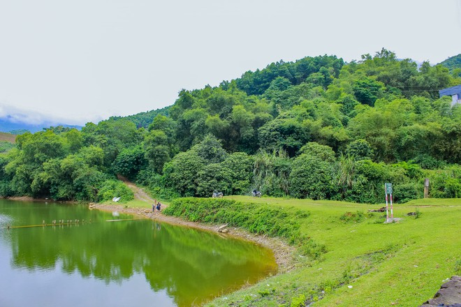 Đi dạo quanh bờ hồ Suối Ong cũng rất thư giãn