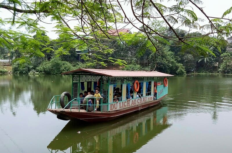 Một trong những trải nghiệm đáng thử nhất khi đến đây là đi thuyền dạo quanh đầm