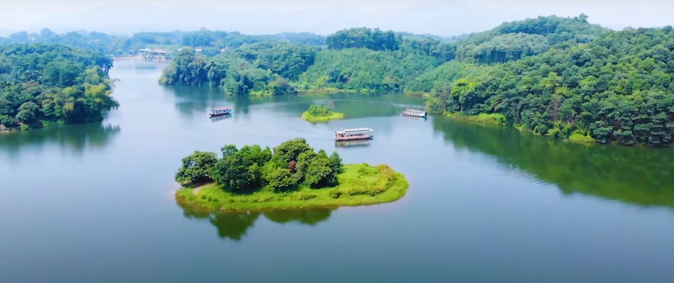 Đầm Ao Châu là một điểm du lịch sinh thái nằm tại huyện Hạ Hòa, tỉnh Phú Thọ