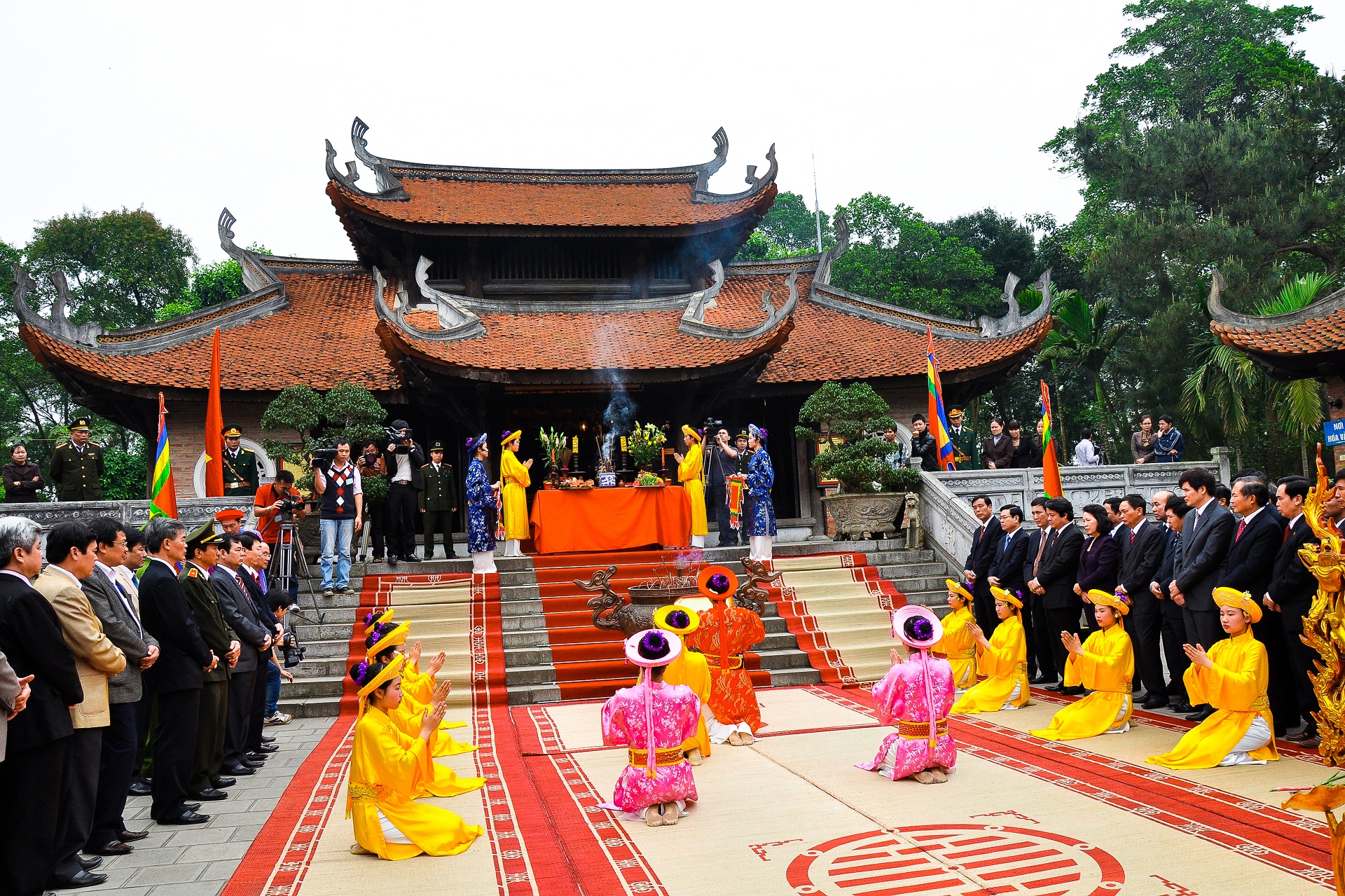 Kinh nghiệm tham quan đền Quốc Mẫu Âu Cơ