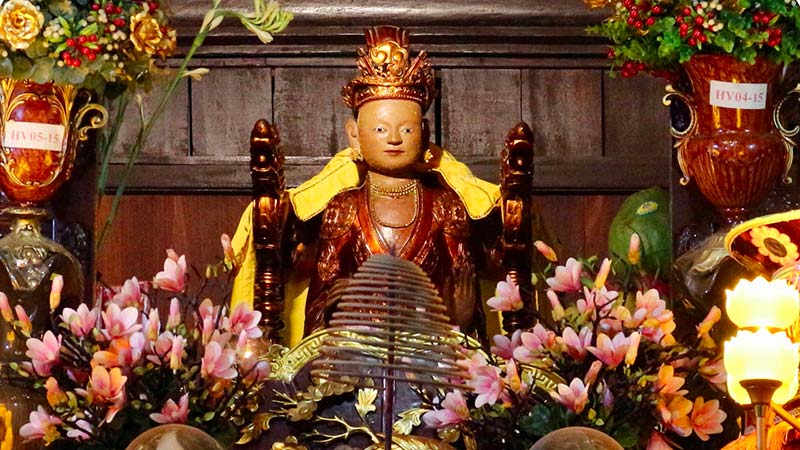 Trung tâm không gian thờ là tượng mẫu âu cơ, được đặt trên ngai cao khoảng 2m trong hậu cung