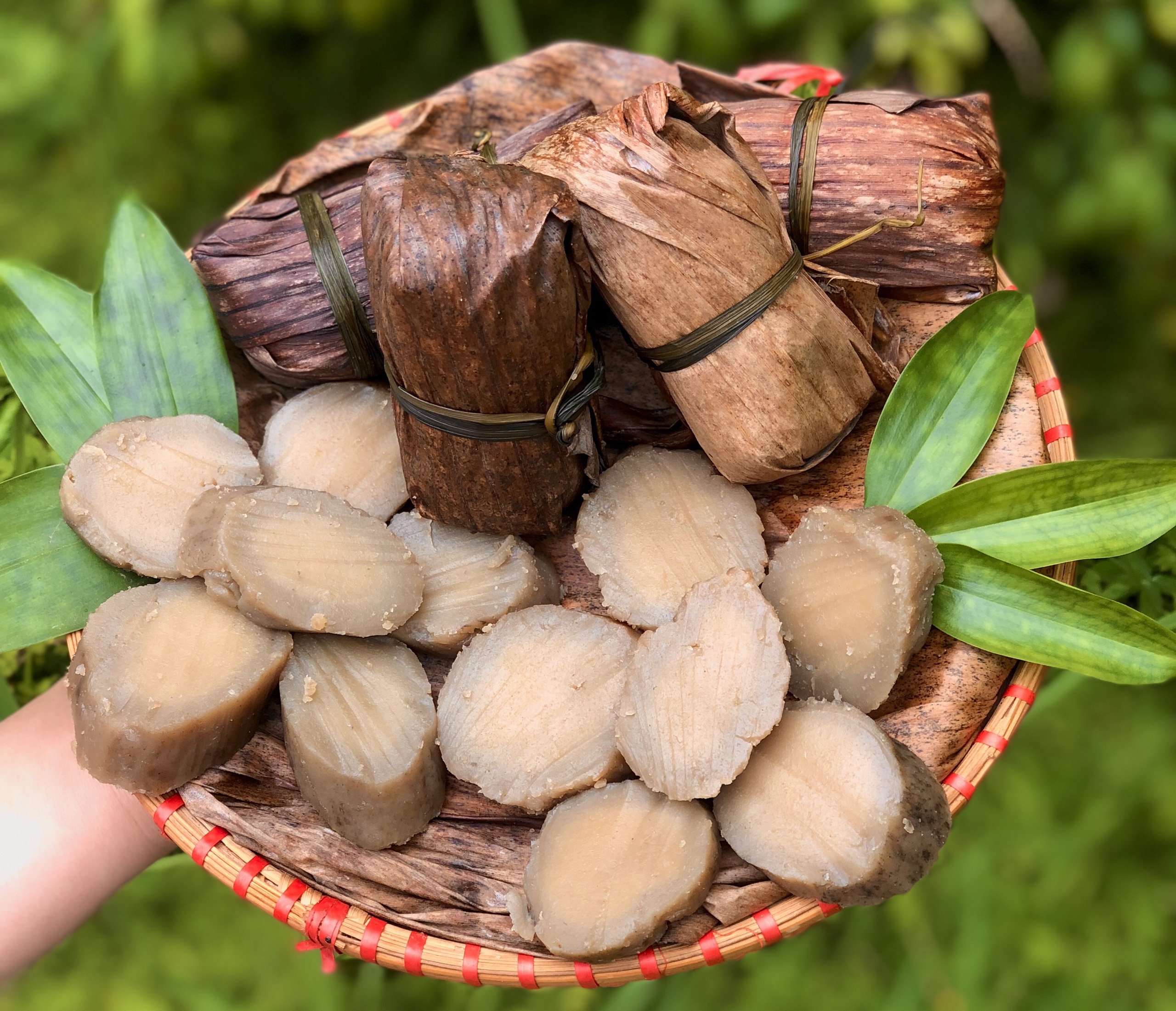 Bánh tẻ mật là kết hợp giữa gạo nếp và mật mía (Nguồn: Du lịch nông thôn)