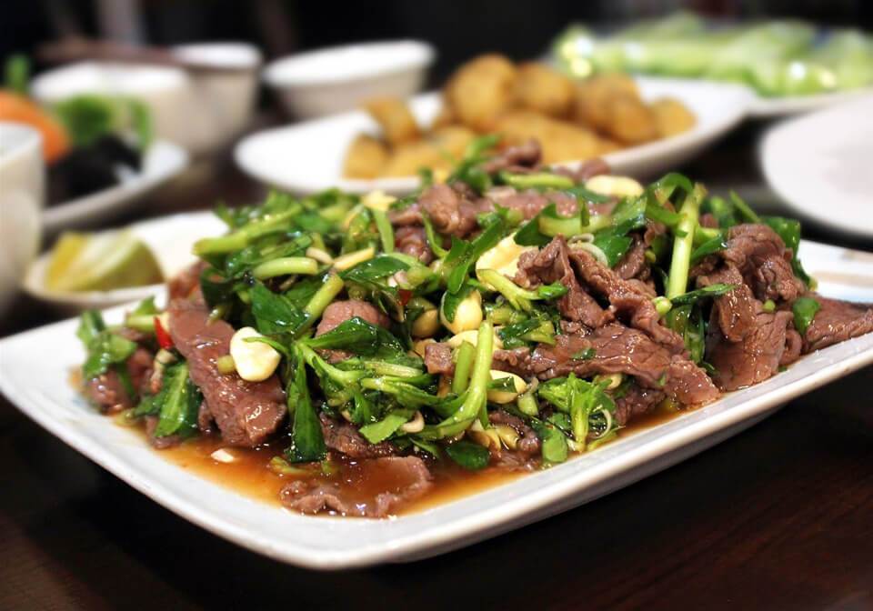 Đĩa rau rừng xào tỏi đơn giản mà giòn ngọt của Bản Nhót