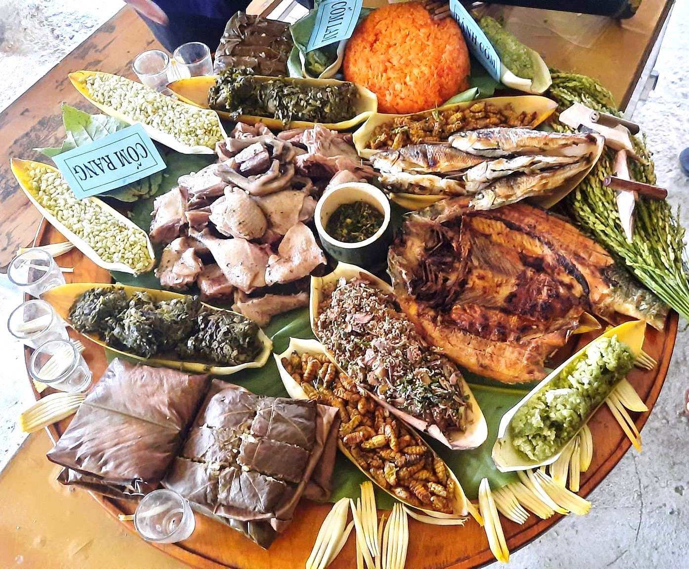 Mâm cơm truyền thống của người dân tộc vùng Tây Bắc (Nguồn: dantoctongiao.congly)