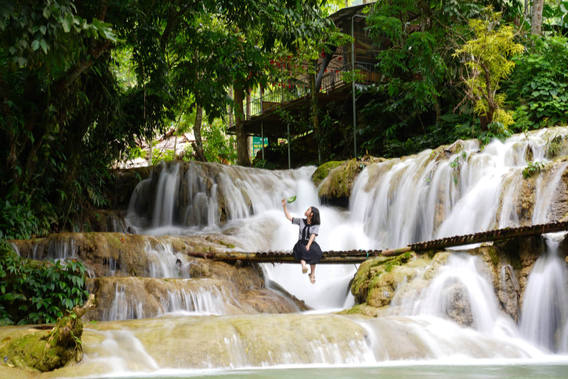 Cây cầu gỗ tại Thác Hiêu Pù Luông (Nguồn: Báo VietNamNet)